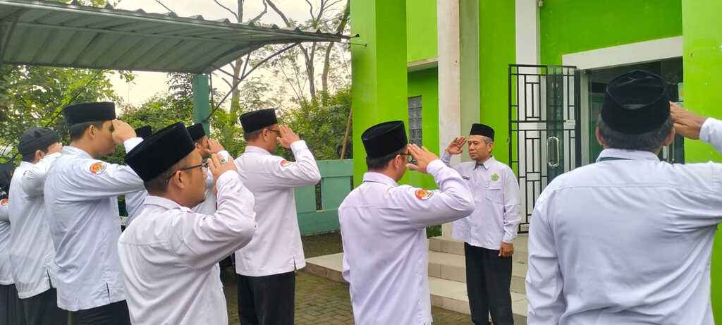 Kepala KUA Pabuaran Pimpin Apel Pagi, Tekankan Integritas Pasca Ramadhan dan Idul Fitri