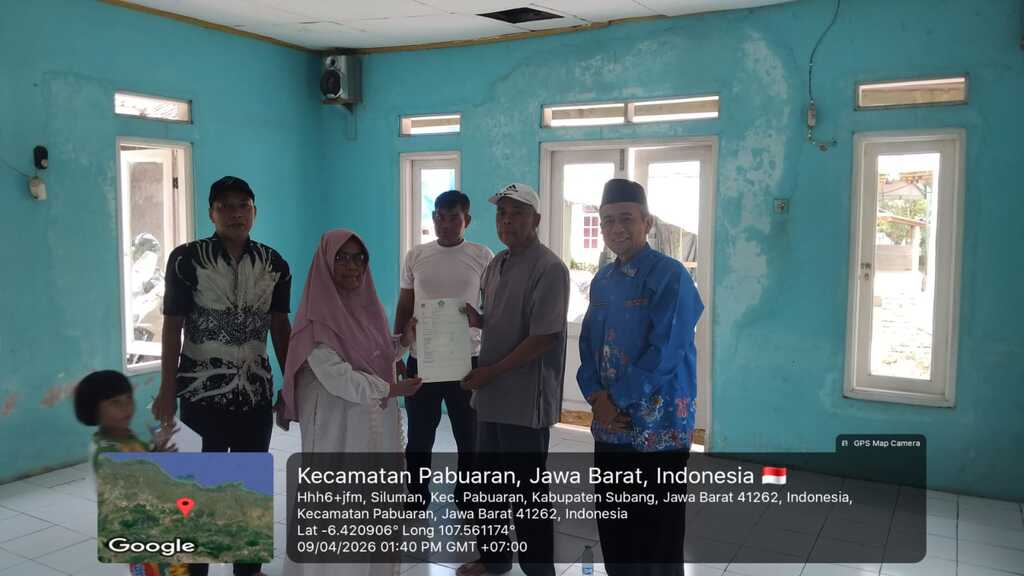 KUA Pabuaran Laksanakan Pencatatan dan Penyerahan Akta Ikrar Wakaf untuk Musholla At-Taufiq