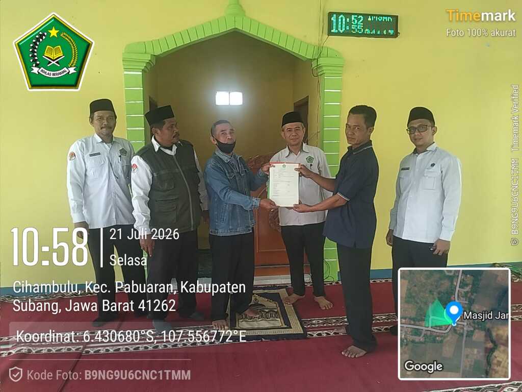 Kepala KUA Pabuaran Tandatangani dan Serahkan Akta Ikrar Wakaf untuk Masjid Jami Nurul Iman